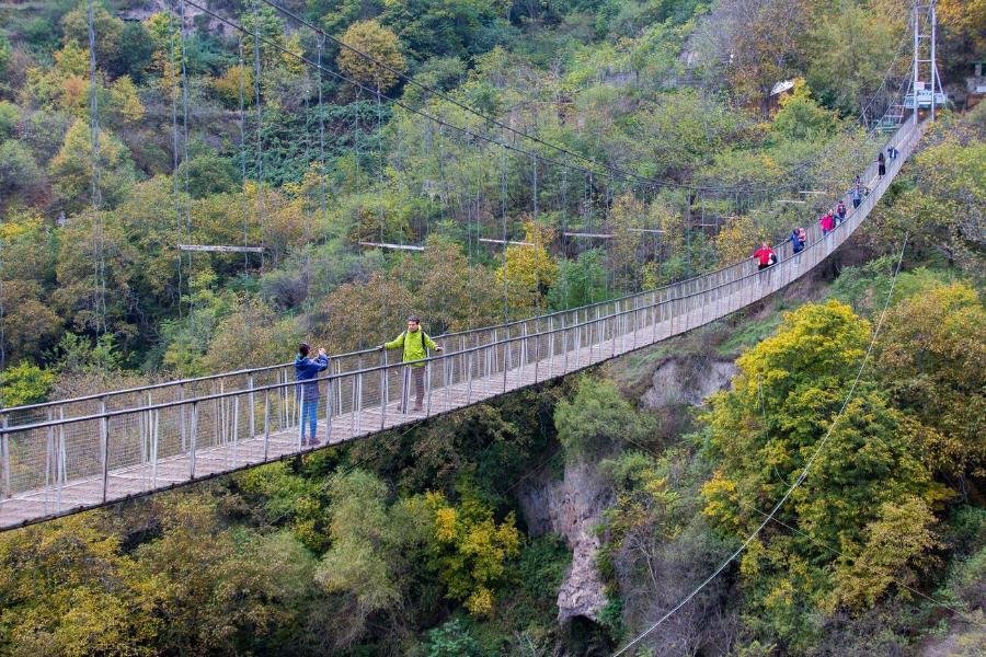 tourists visit khndzoresk