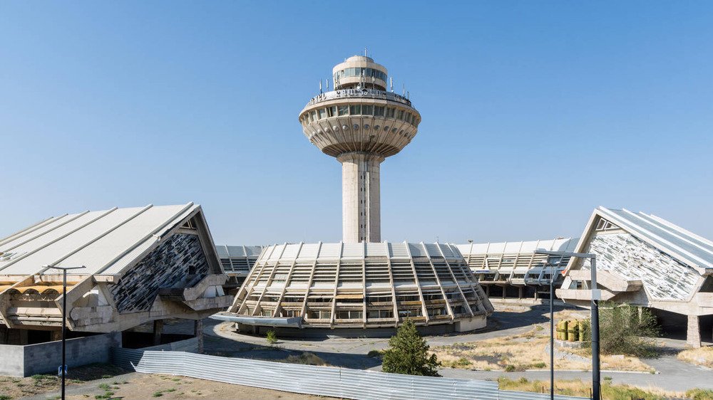 historical zvartnots airport