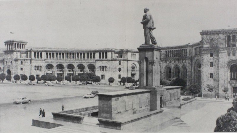 Lanin Statue Republic Square Yerevan
